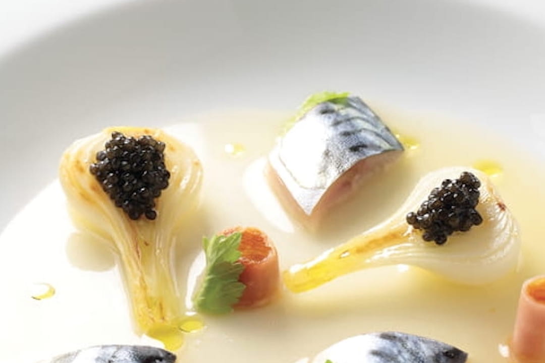 Maquereau poché, caviar Akitania Nouvelle Récolte, oignon nouveau