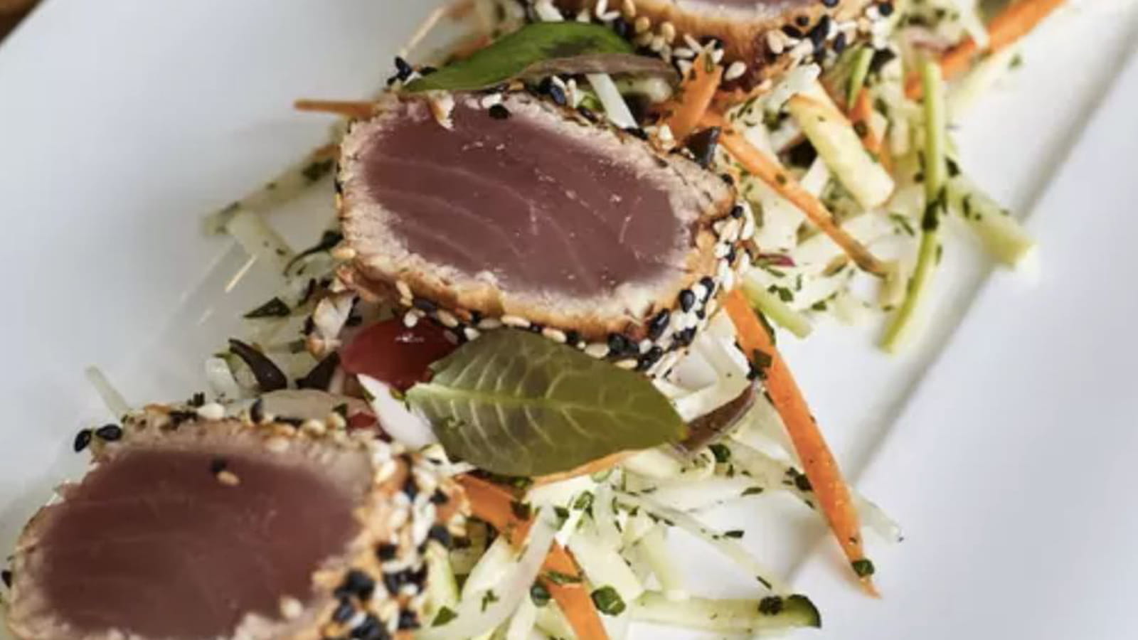Tataki de thon rouge de Méditerranée au sésame par Armand Esbelin