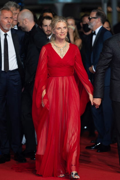 Mélanie Laurent en robe rouge en tulle Dior haute couture et escarpins argentés