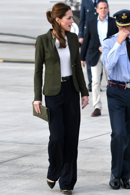 Kate Middleton&nbsp;en pantalon large et veste tailleur kaki
