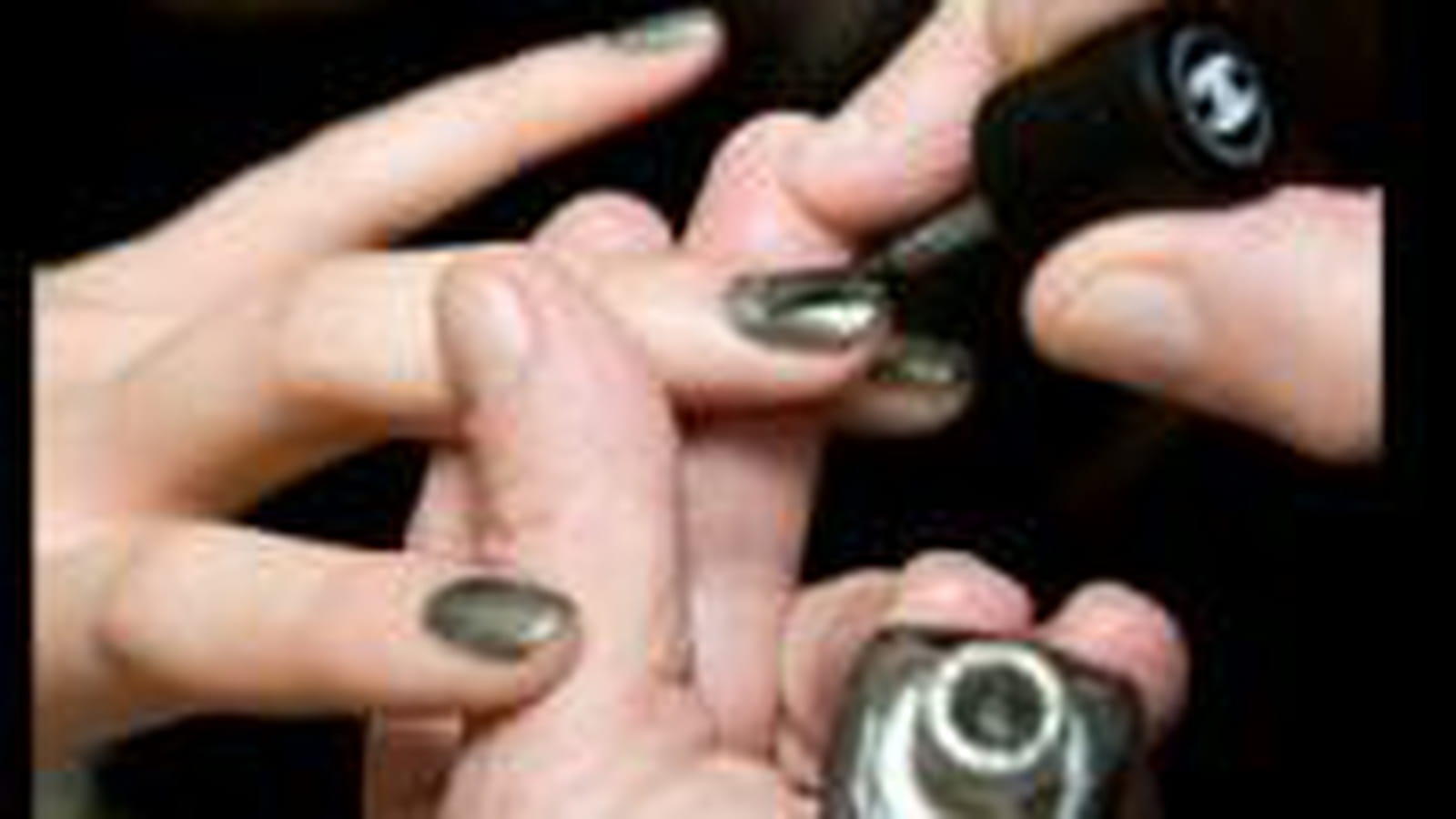 Des ongles miroitants