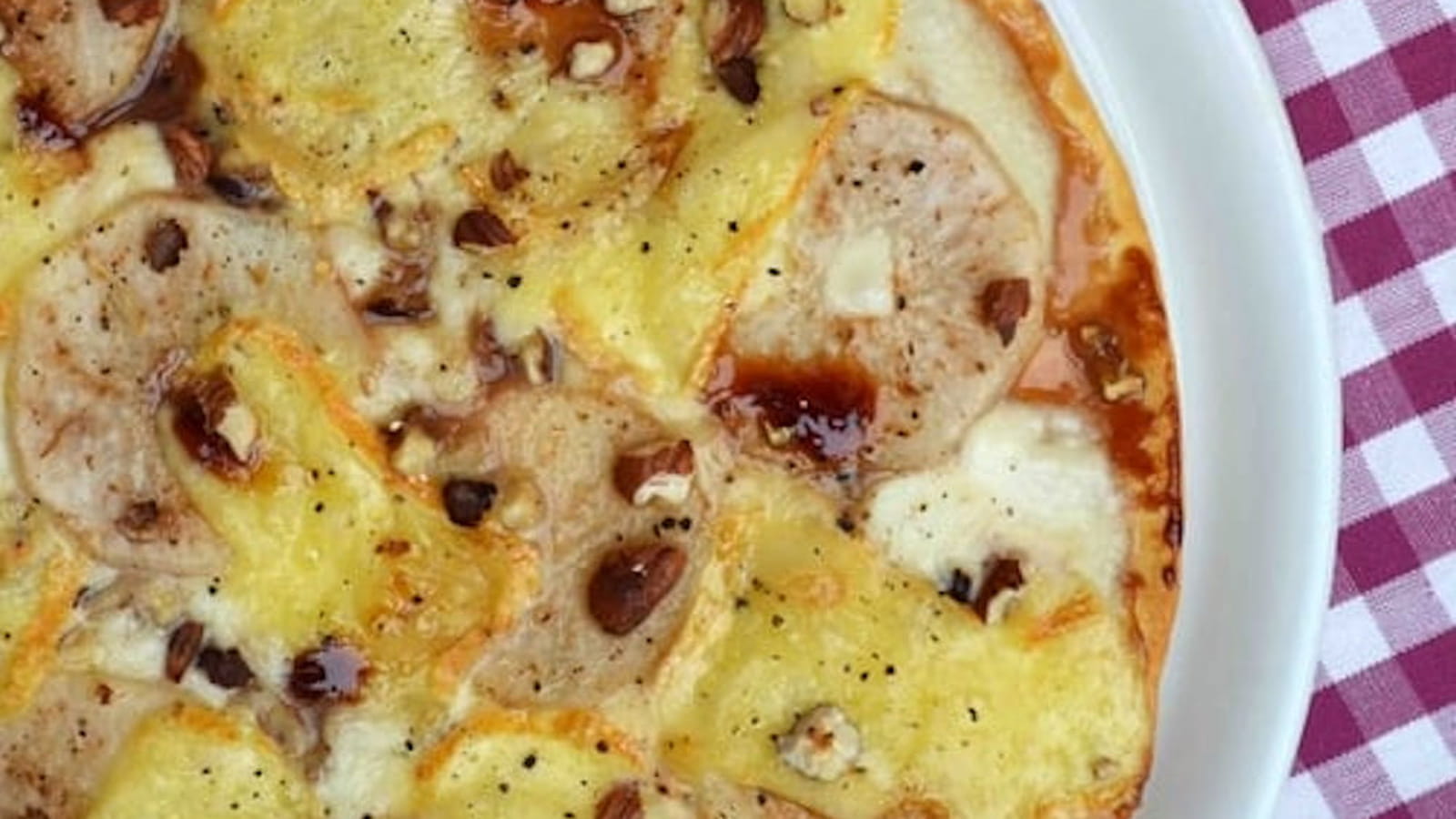 Pizza "à la belge" aux poires, fromage de Herve, sirop de Liège et noisettes