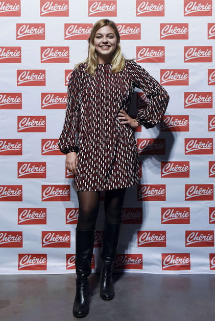 Louane en robe graphique imprim&eacute;e et bottes noires