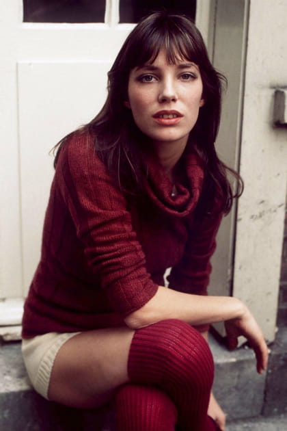 Jane Birkin en maxi pull et chaussettes montantes bordeaux