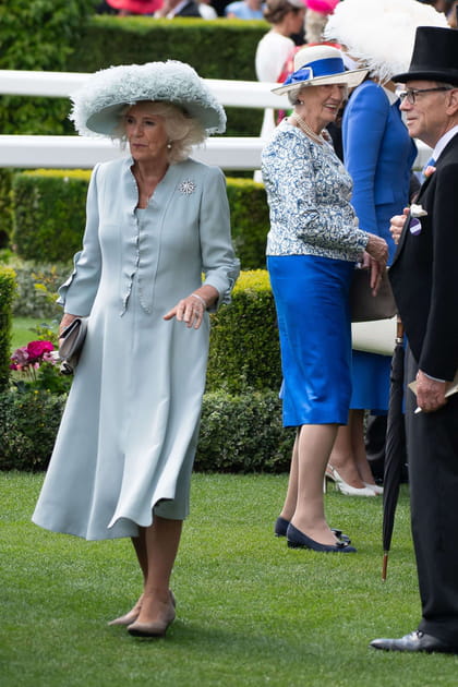 Camilla Parker-Bowles en robe longue bleu ciel