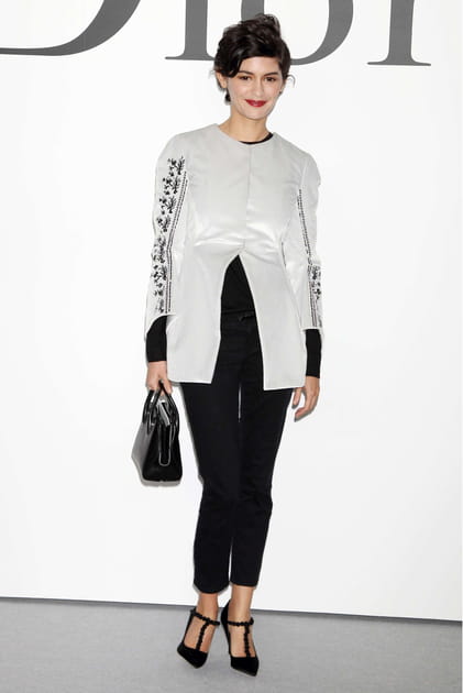 Audrey Tautou en pantalon noir et top blanc asymétrique