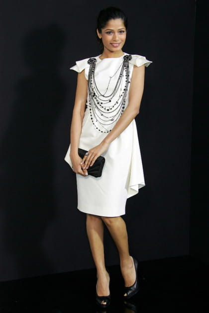 Freida Pinto en robe blanche avec cha&icirc;nes int&eacute;gr&eacute;es