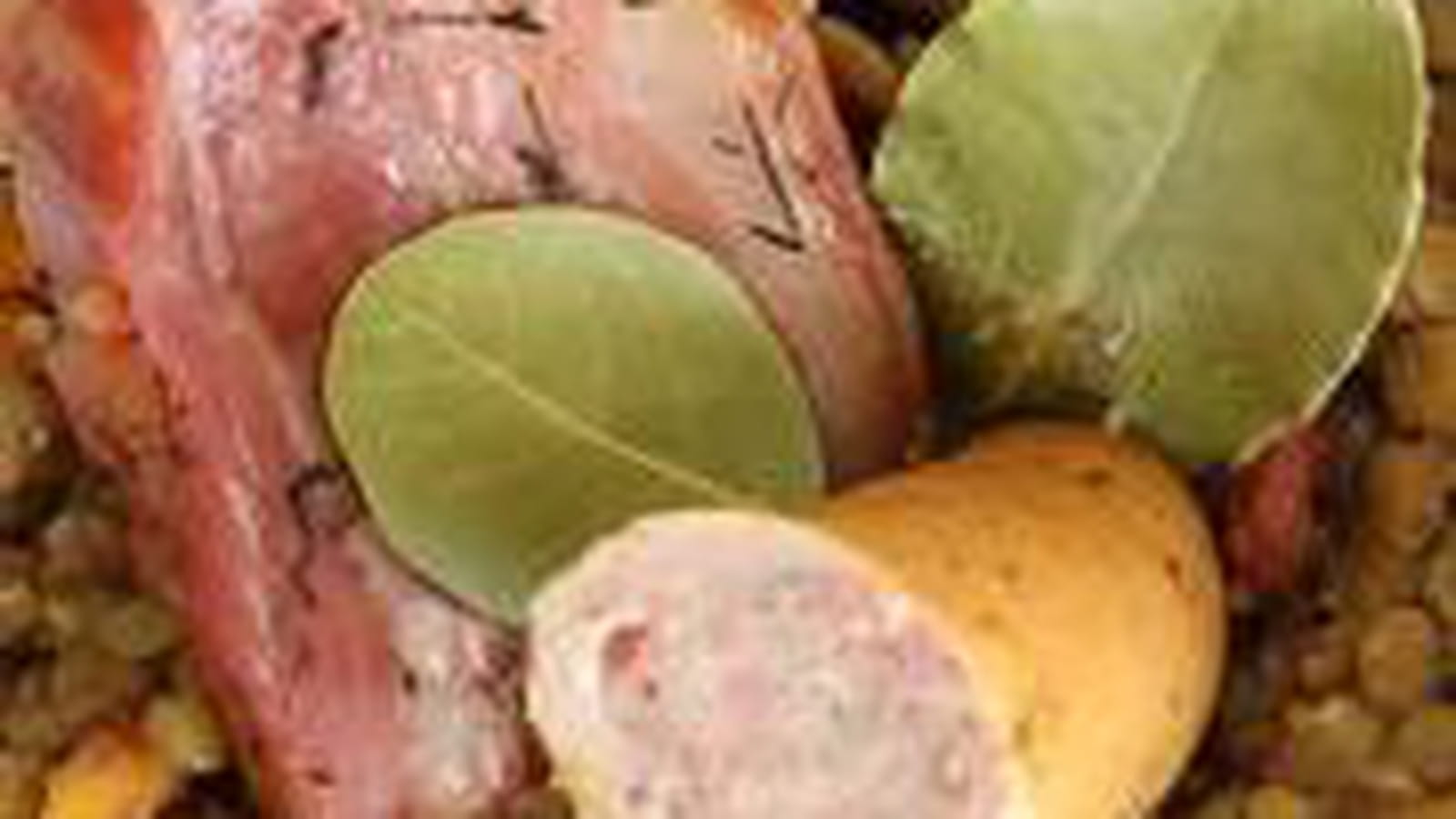 Petit salé aux lentilles, saucisses et lardons fumés