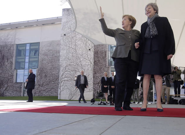 Angela Merkel et Theresa May, main dans la main