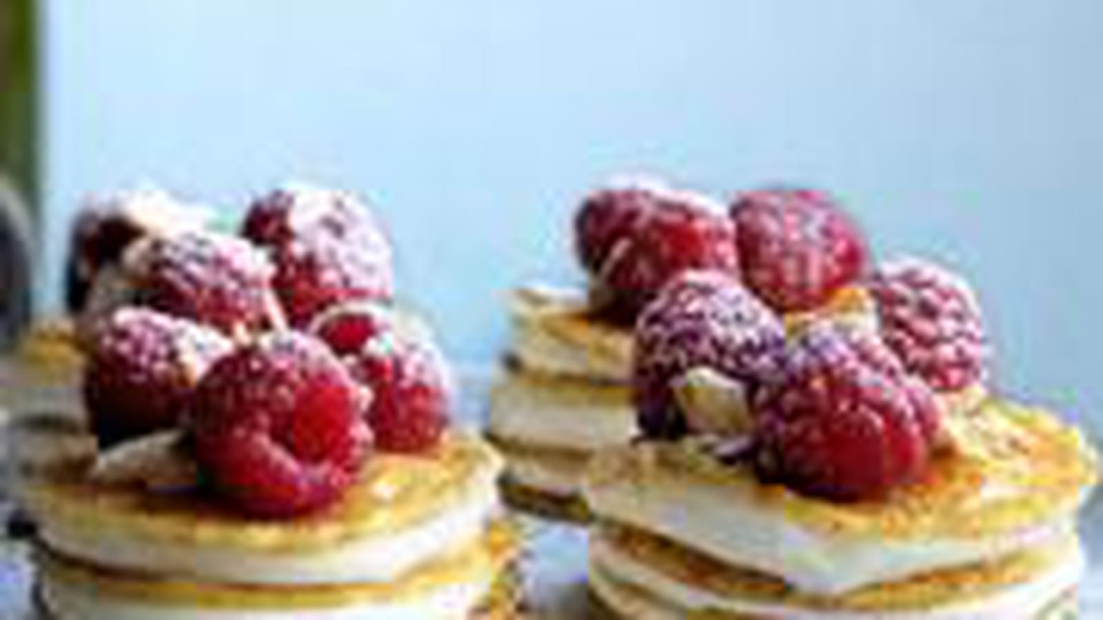 Millefeuille de crêpes, mousse de fromage blanc et framboises
