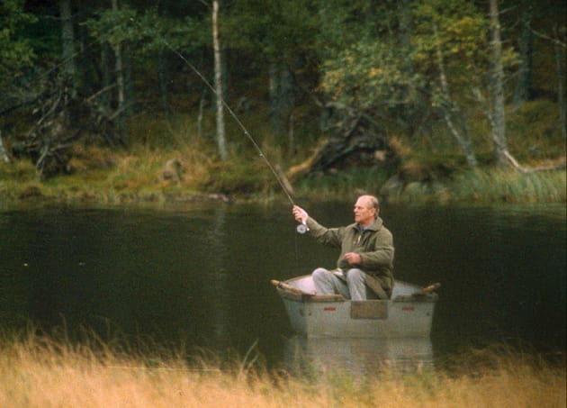 Le prince s'adonne &agrave; la p&ecirc;che sur le lac du ch&acirc;teau de Balmoral en Ecosse