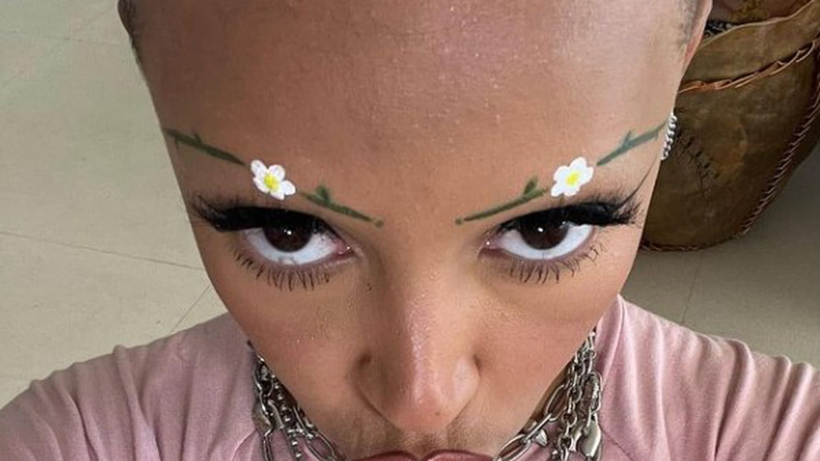 Doja Cat et ses sourcils rasés