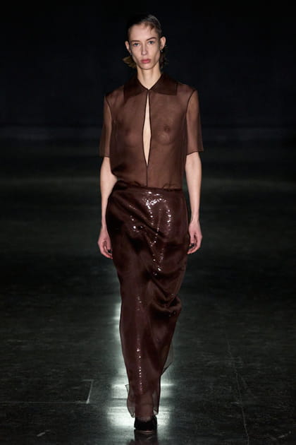 Jupe chocolat et chemisier transparent aper&ccedil;us sur le d&eacute;fil&eacute; Emilia Wickstead