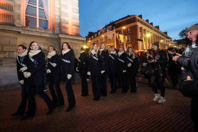 Bien couvertes, les miss r&eacute;gionales se rendent au march&eacute; de No&euml;l d'Amiens