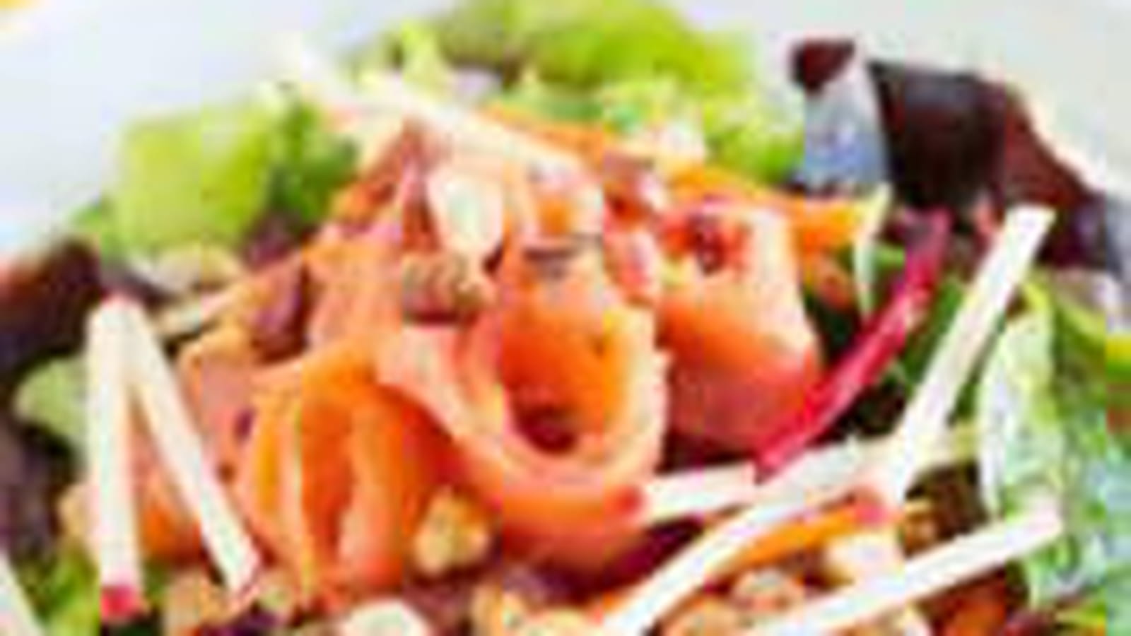 Salade de mesclun au saumon fumé et pomme