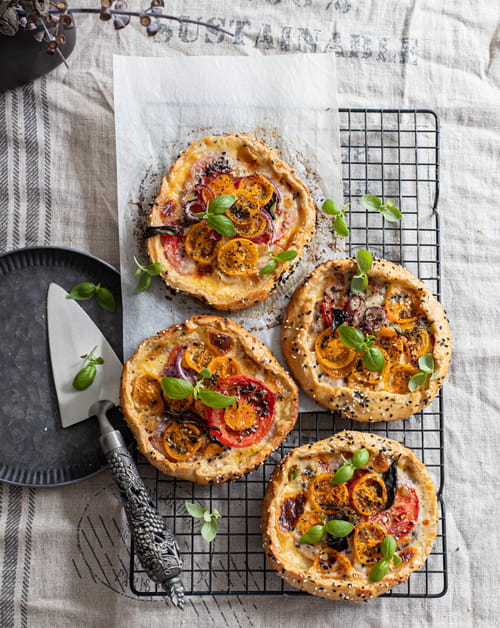 Mini tartes rustiques à la tomate, mozzarella et petits oignons