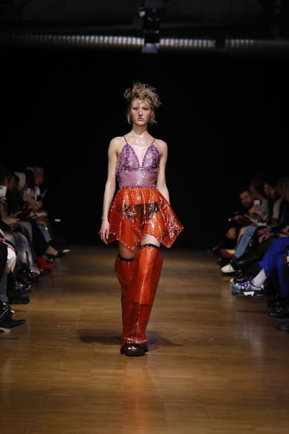 Jupe rouge asym&eacute;trique et top lilas aper&ccedil;us sur le d&eacute;fil&eacute; Maxivive