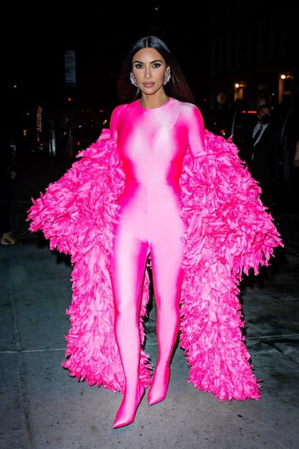 Kim Kardashian en combinaison rose