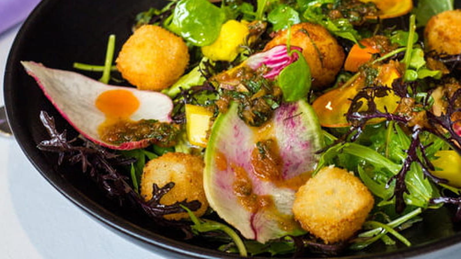 Salade gourmande, cromesquis de camembert, sauce Saté et menthe
