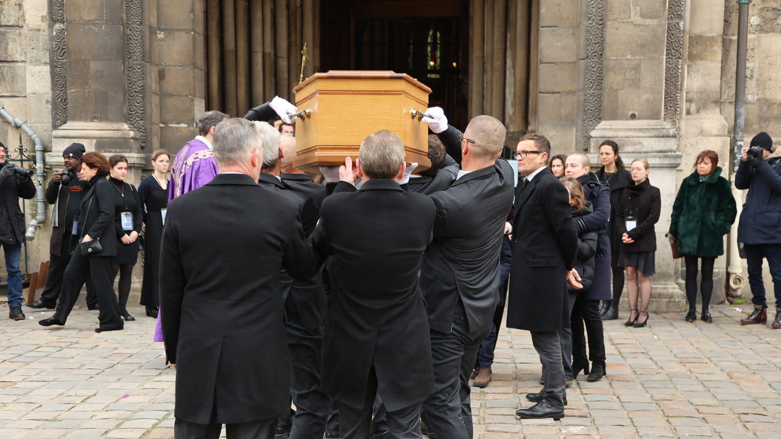 Le cercueil de Philippe Tesson est transporté en l'église Saint-Germain-des-Près