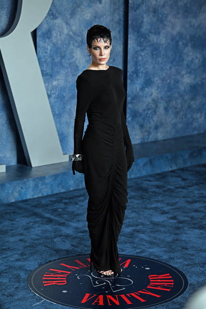 Halsey en robe noire minimaliste Givenchy