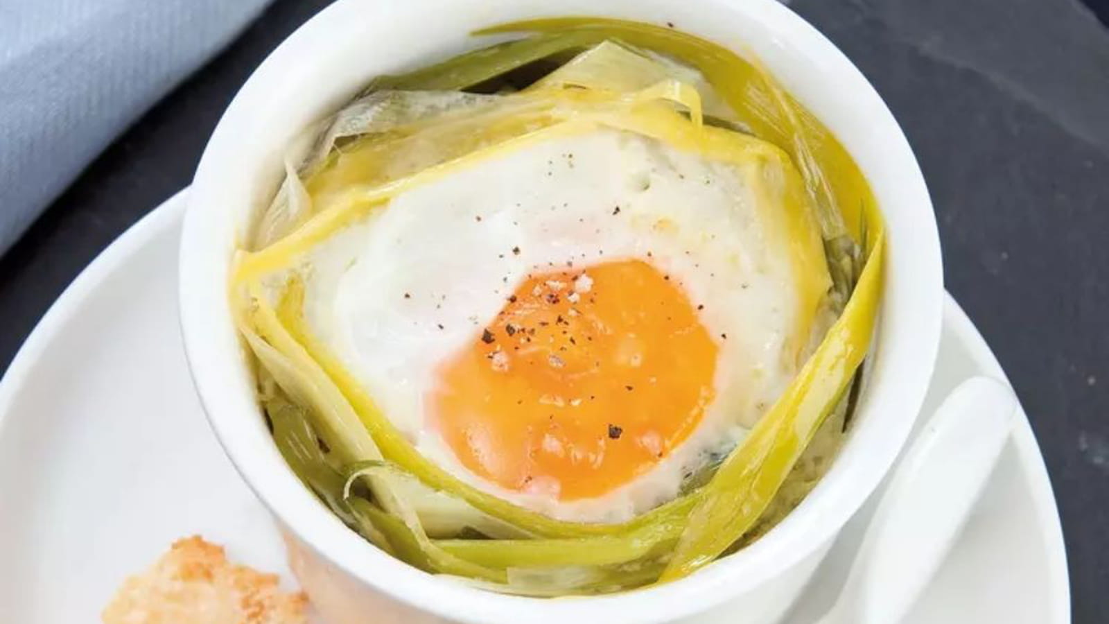 Œuf cocotte, fondue de poireaux, tuile au parmesan