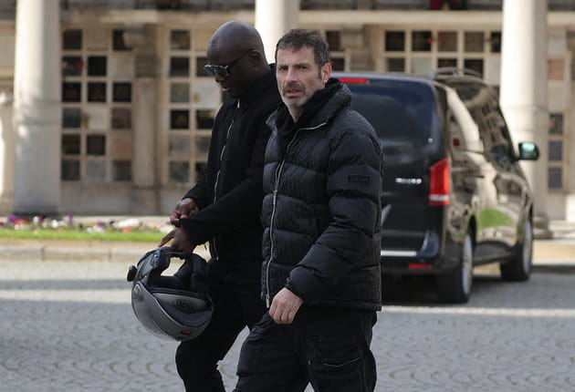 Richard Orlinski arrive aux obs&egrave;ques d'Isabelle Mergault