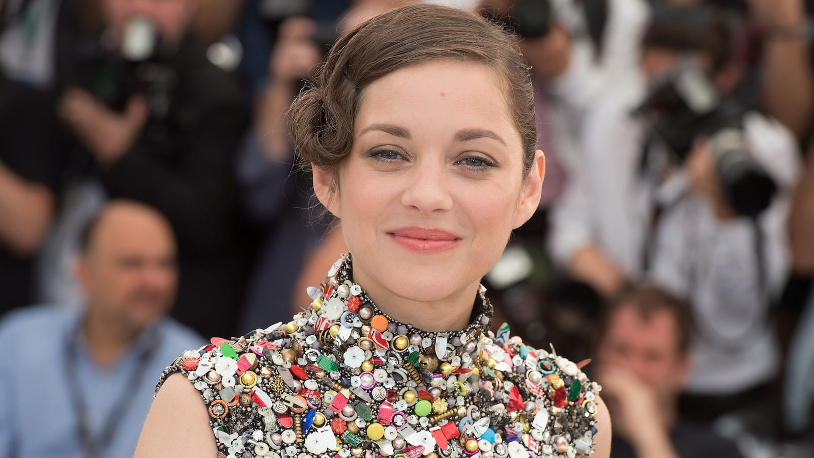 La torsade sur le côté de Marion Cotillard