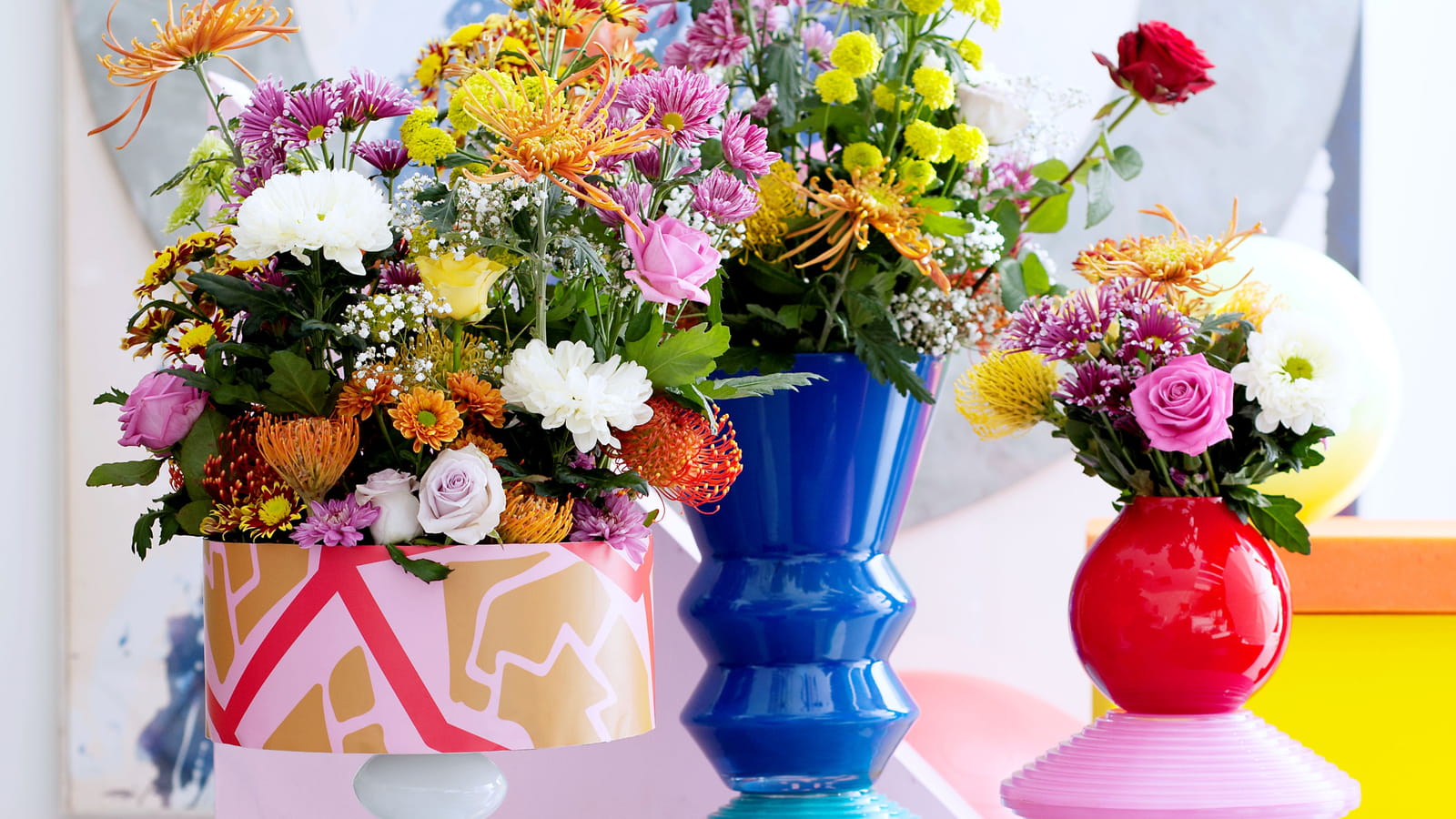 Chrysanthèmes, roses et gypsophile