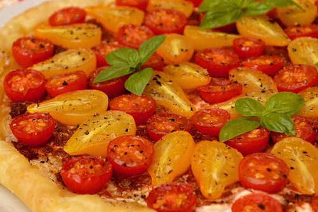 Tarte feuilletée aux tomates cerise, fromage de chèvre et tapenade