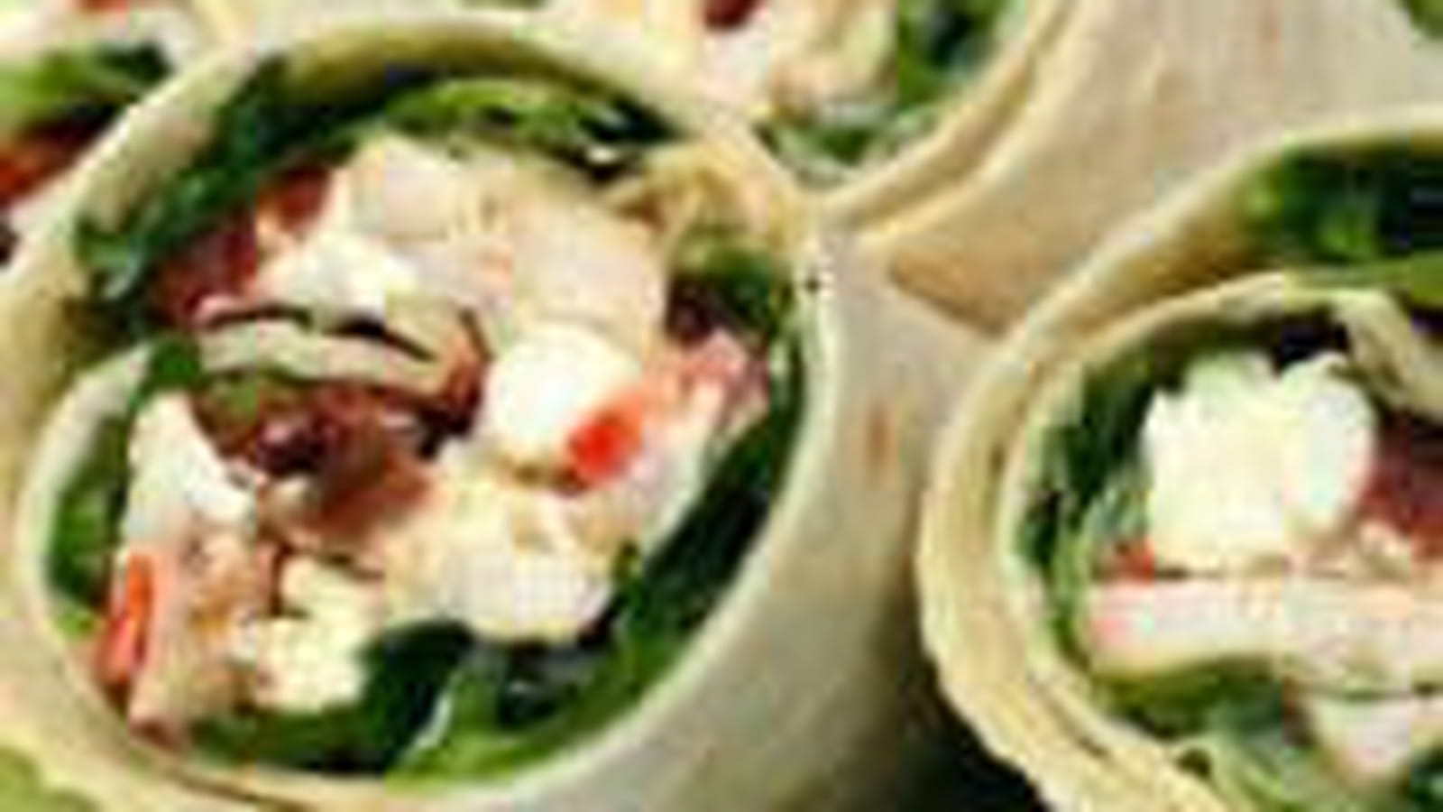 Wraps au poulet sauce moutarde, tomates séchées et feta