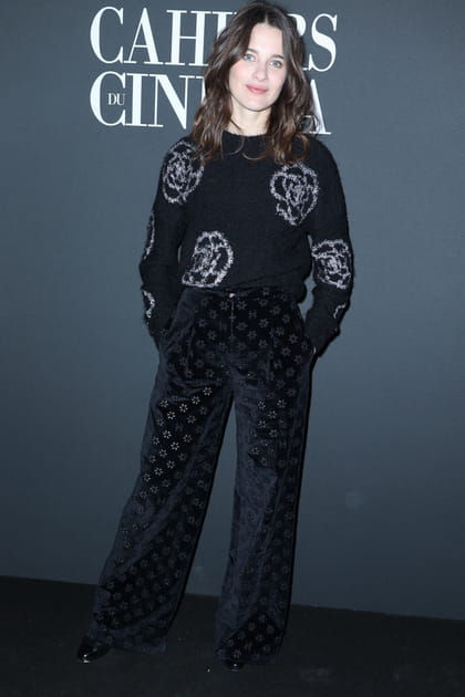 Rebecca Marder en pantalon en velours noir et sweat brodé