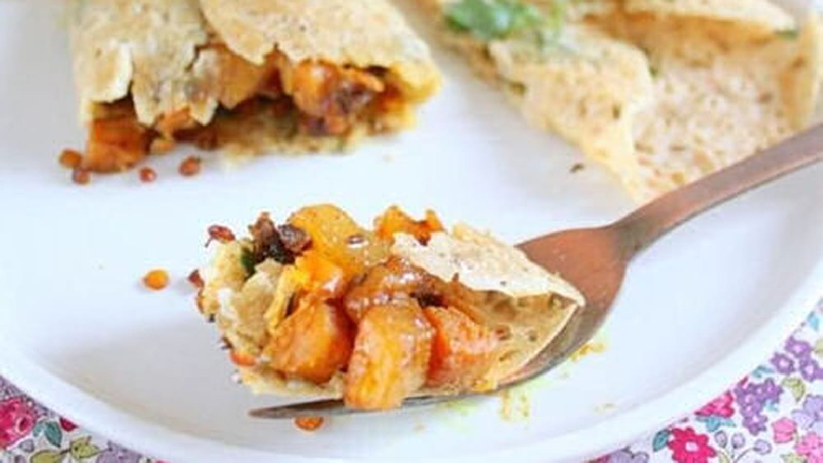Crêpes indiennes garnies de patate douce et lentilles corail masala, et chutney de mangue aux épices