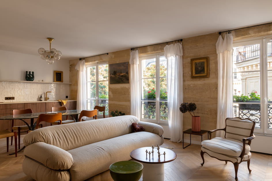 Apr&egrave;s&nbsp;: un salon spacieux et original avec du charme