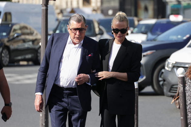 Laetitia Hallyday et Jean-Claude Camus se soutiennent aux obsèques de Philippe Labro