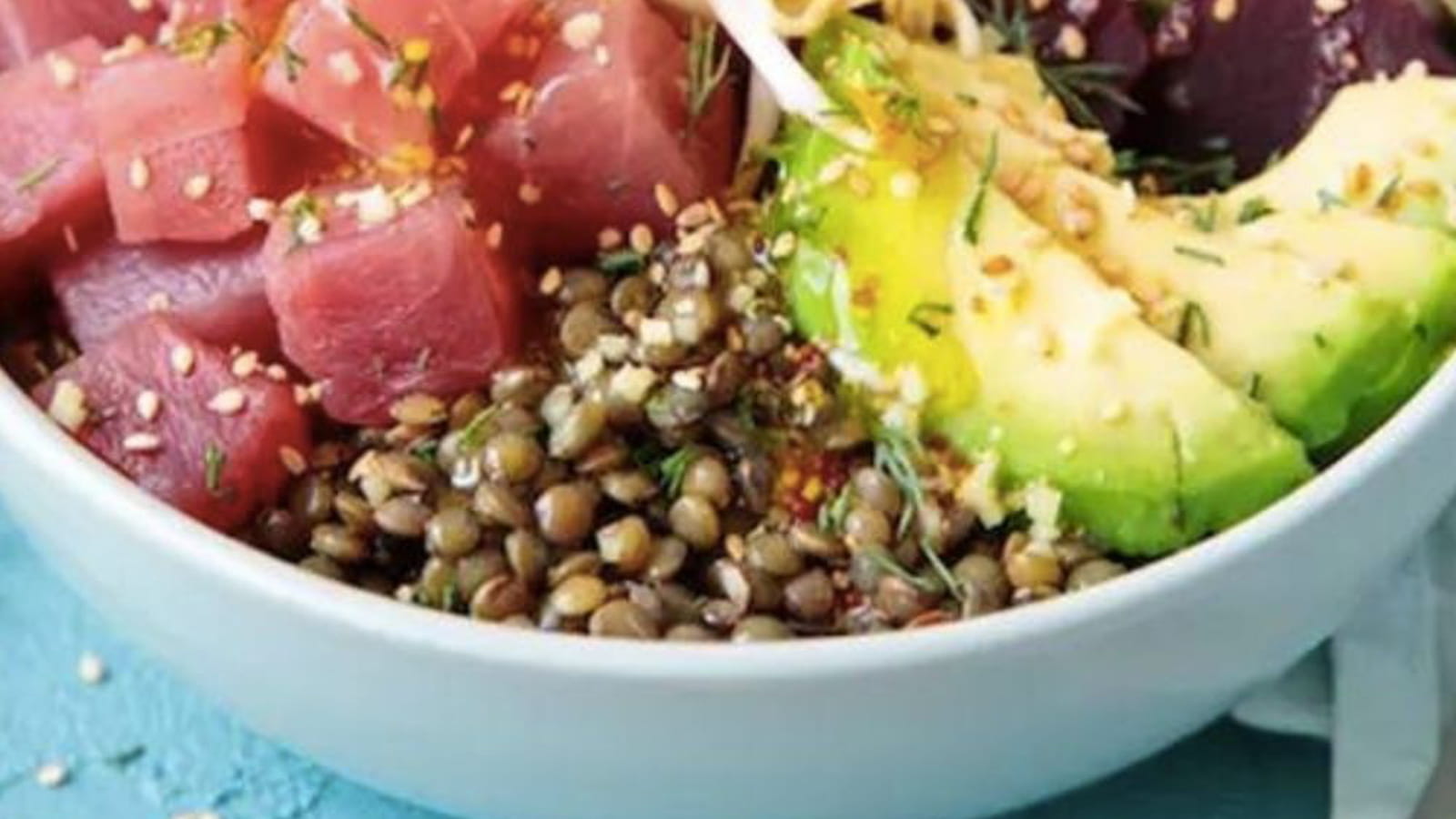 Poke bowl de lentilles vertes et thon mariné