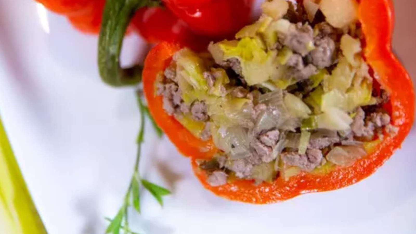 Poivron farci aux blancs de poireaux de Normandie, pomme et bœuf