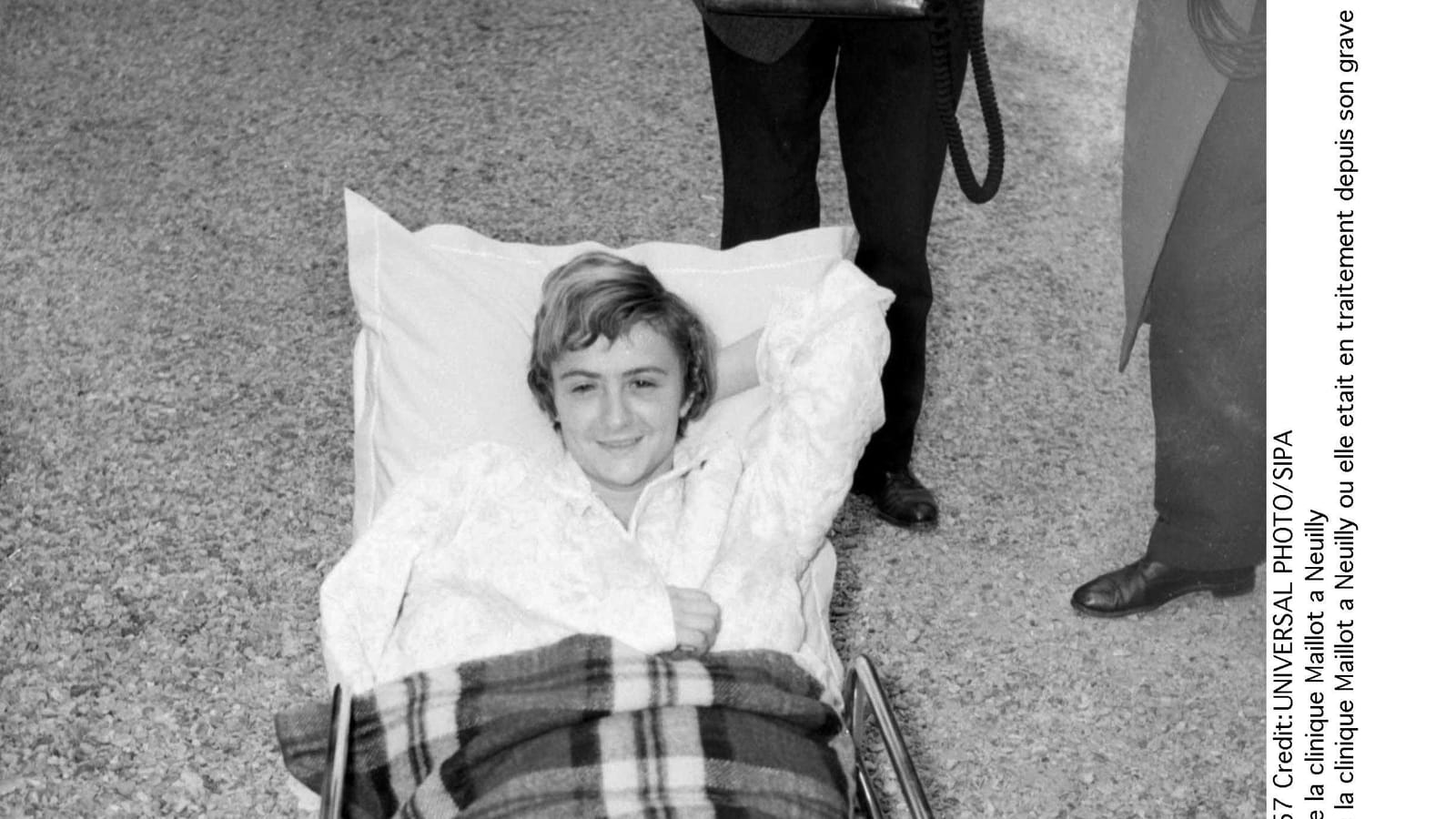 Françoise Sagan à l'hôpital Maillot de Neuilly, après son accident de voiture - Avril 1957