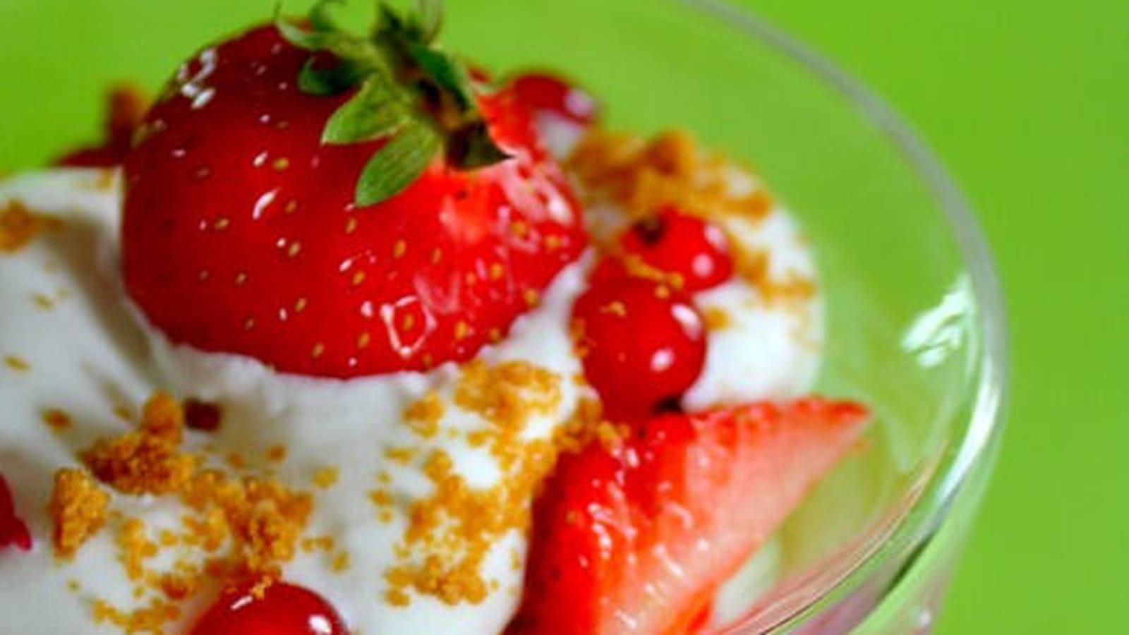 Verrines de fruits rouges à la chantilly de litchi