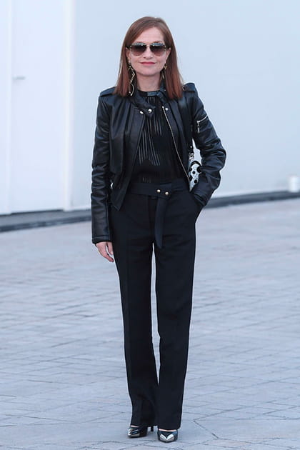 Isabelle Huppert en veste en cuir et lunettes noires