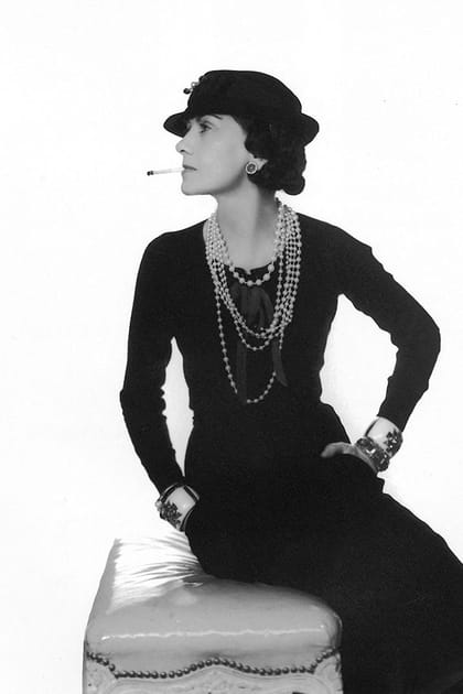 Coco Chanel en petite robe noire et colliers de perles