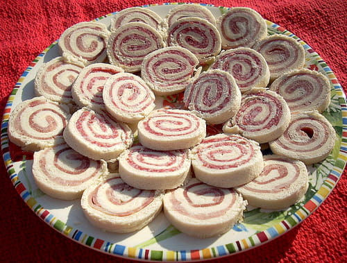 Petits roulés au jambon et au salami