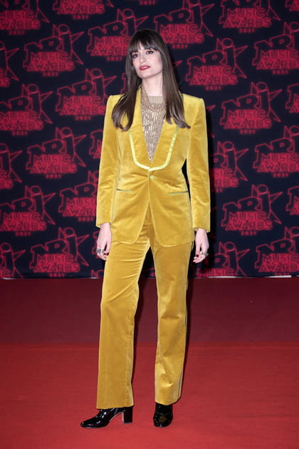 Clara Luciani en costume jaune en velours