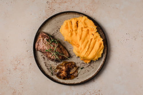 Pavés de boeuf, chutney d'oignons au sirop d'érable, purée de potimarron et pommes de terre