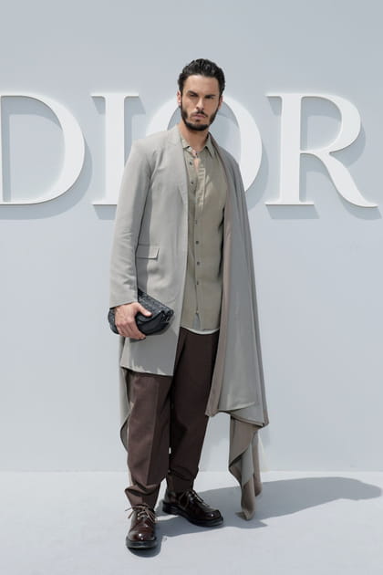 Baptiste Giabiconi en blazer asymétrique et chemise en lin