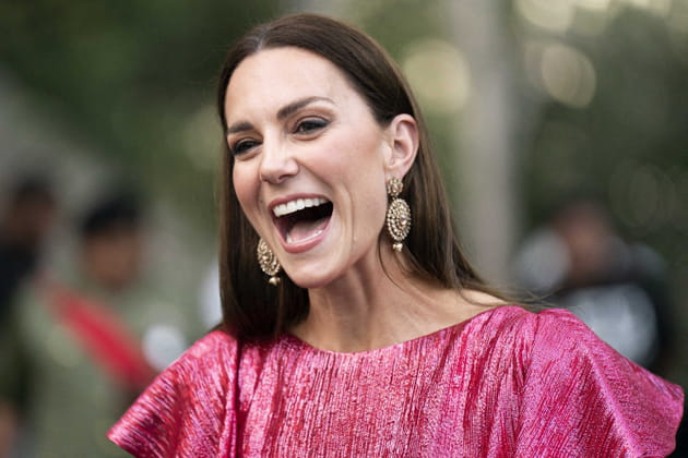 Kate Middleton, souriante et &eacute;l&eacute;gante