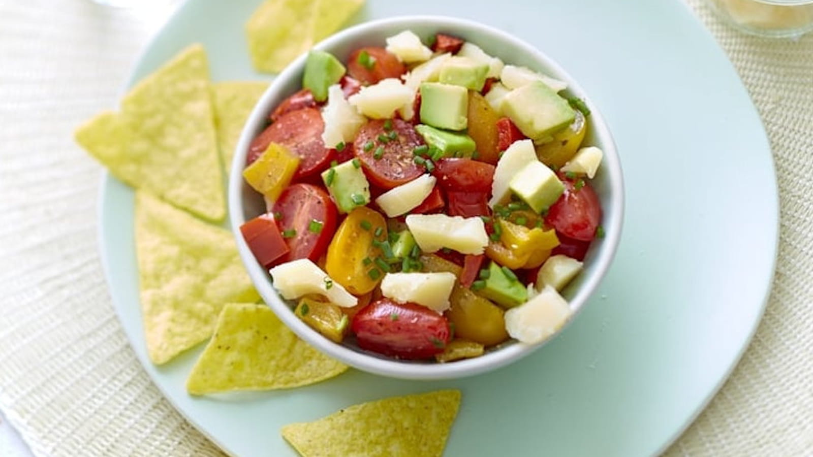 Salade au Sbrinz AOP, avocat, poivron tricolore et tomates cerise