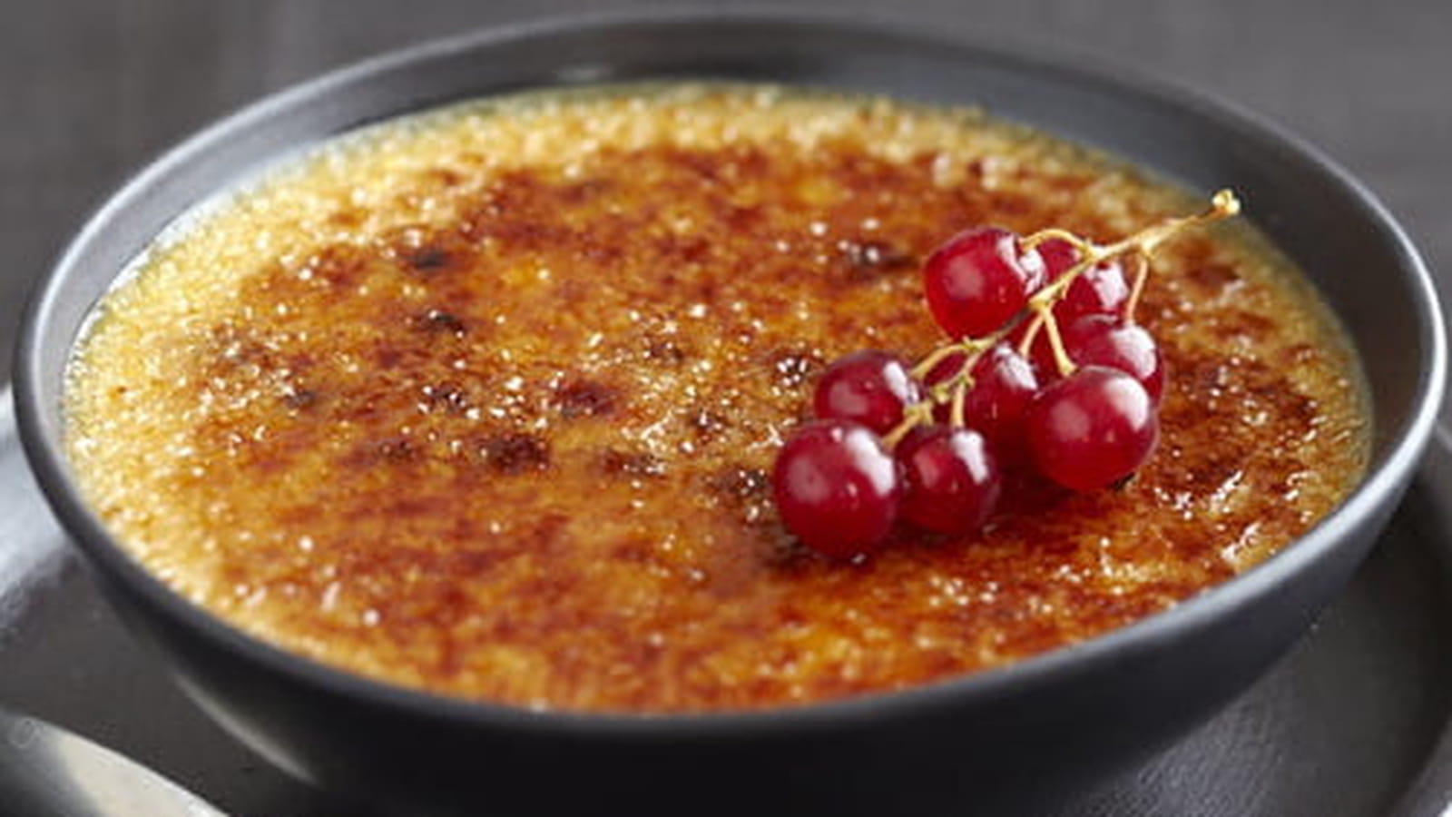 Crème brûlée au café et aux groseilles