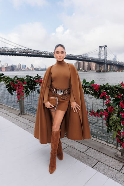 Vanessa Hudgens en robe et cape marron au d&eacute;fil&eacute; Michael Kors printemps-&eacute;t&eacute; 2024