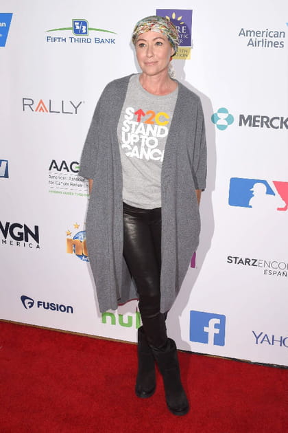 Shannen Doherty en pantalon en cuir noir et long gilet gris